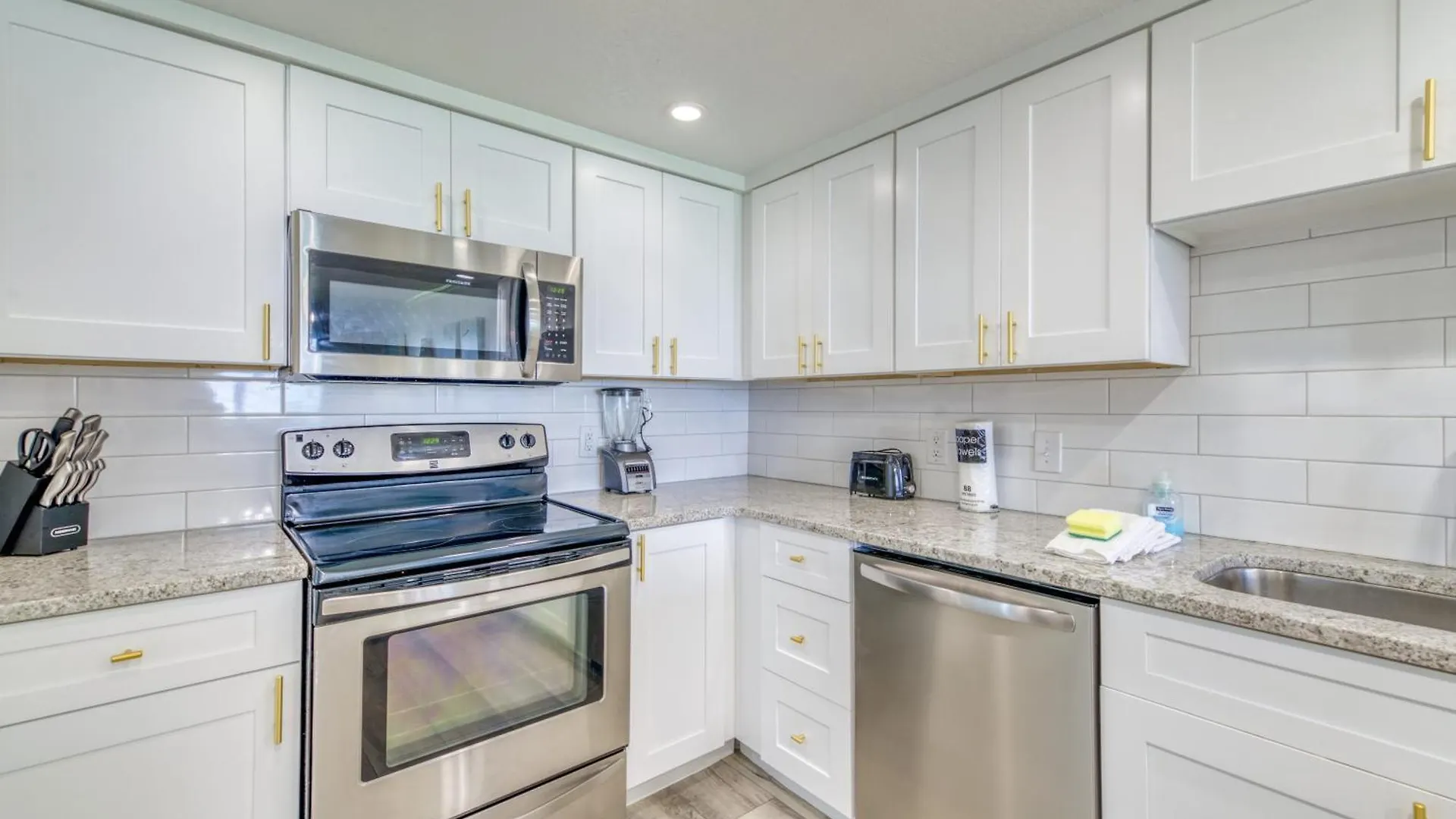Apartment Beach House Condominiums B105 - Beachfront With Pool, Wifi, & Beach Service Destin